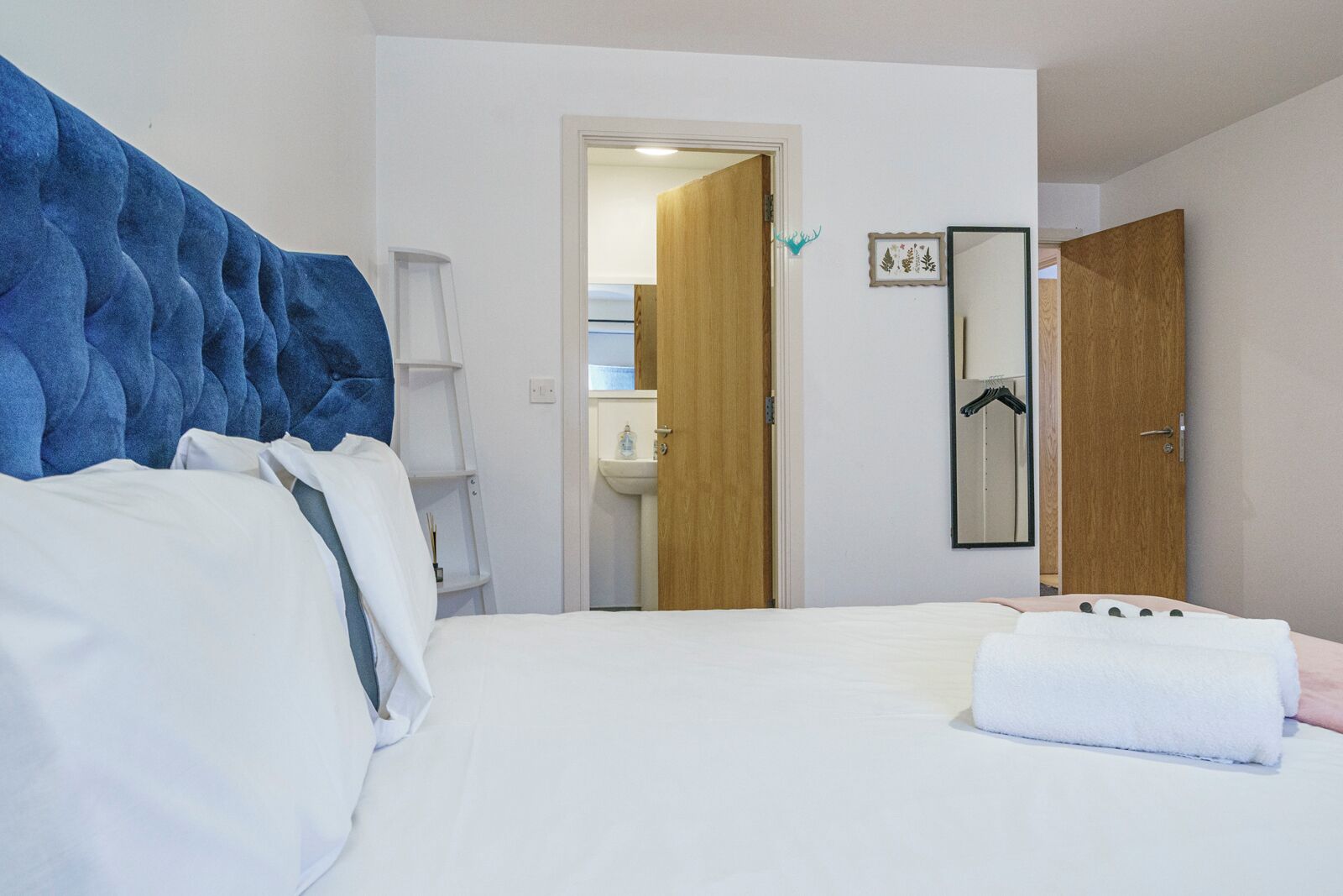 Tabla de planchar con plancha, wifi gratis y ropa de cama 