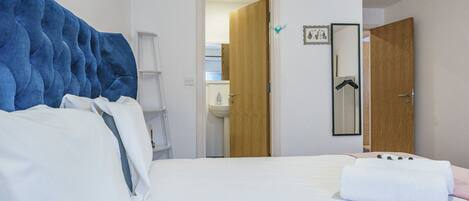 Tabla de planchar con plancha, wifi gratis y ropa de cama