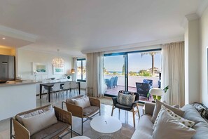 Smart TV - 75 – Stunning Apartment with Views and Pool in Elviria, Marbella! (Marbella)