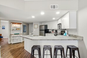 Refrigerador, microondas, horno y lavavajillas 