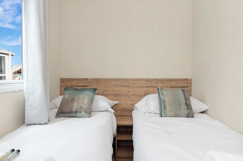 Family Caravan - Sleeps 8 - Walk to the