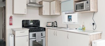 Family Caravan - Sleeps 8 - Walk to the