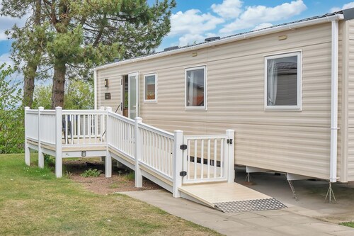 Family Caravan - Sleeps 8 - Walk to the