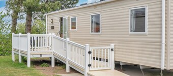 Family Caravan - Sleeps 8 - Walk to the