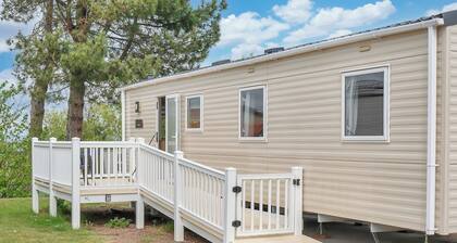 Family Caravan - Sleeps 8 - Walk to the
