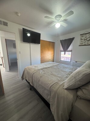 3 bedrooms, free WiFi, bed sheets - 3-Bedroom Townhome - Barelas Charmer (Albuquerque)