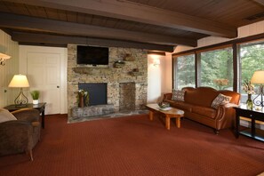 TV - 2BR Chalet Overlooking Ski Slopes | Sleeps 6! (Seven Springs)