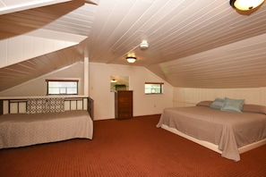 Travel cot, free WiFi, bed sheets, wheelchair access - 2BR Chalet Overlooking Ski Slopes | Sleeps 6! (Seven Springs)