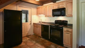 Een koelkast, een magnetron, een kookplaat, een vaatwasser