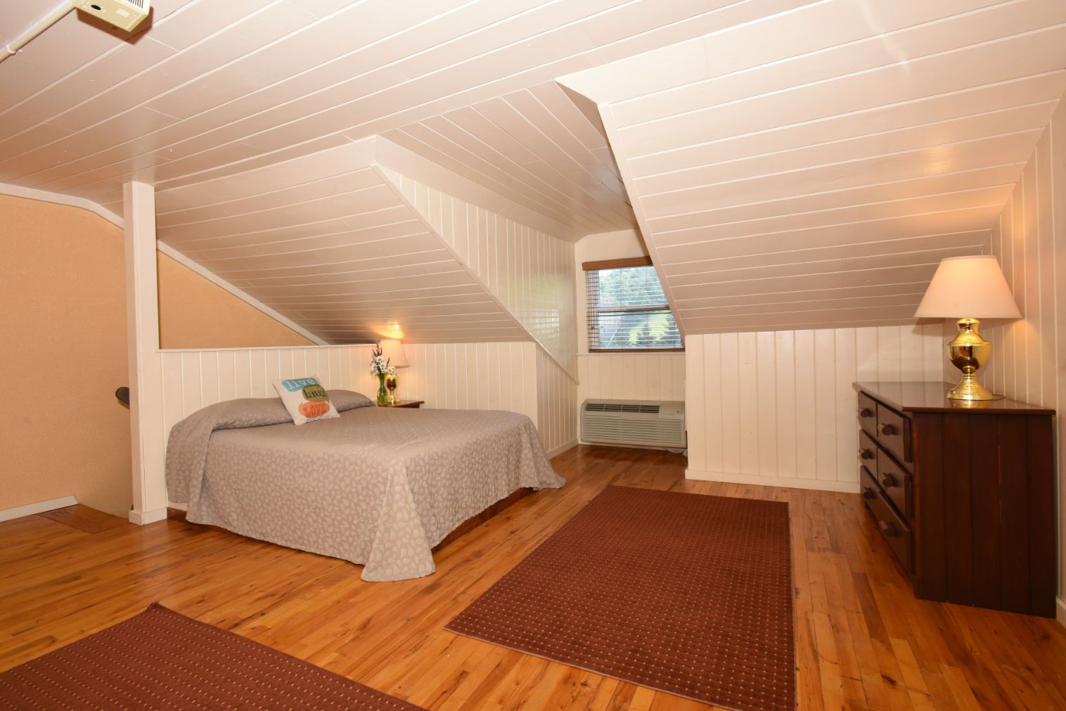 Travel crib, free WiFi, bed sheets