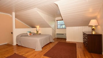Travel crib, free WiFi, bed sheets