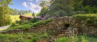 6BR Mountain Chalet with Private Deck | Sleeps 18