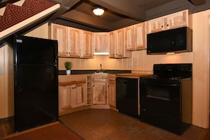Fridge, microwave, stovetop, dishwasher - 3BR Ski Chalet with Resort Access | Slope Views (Seven Springs)