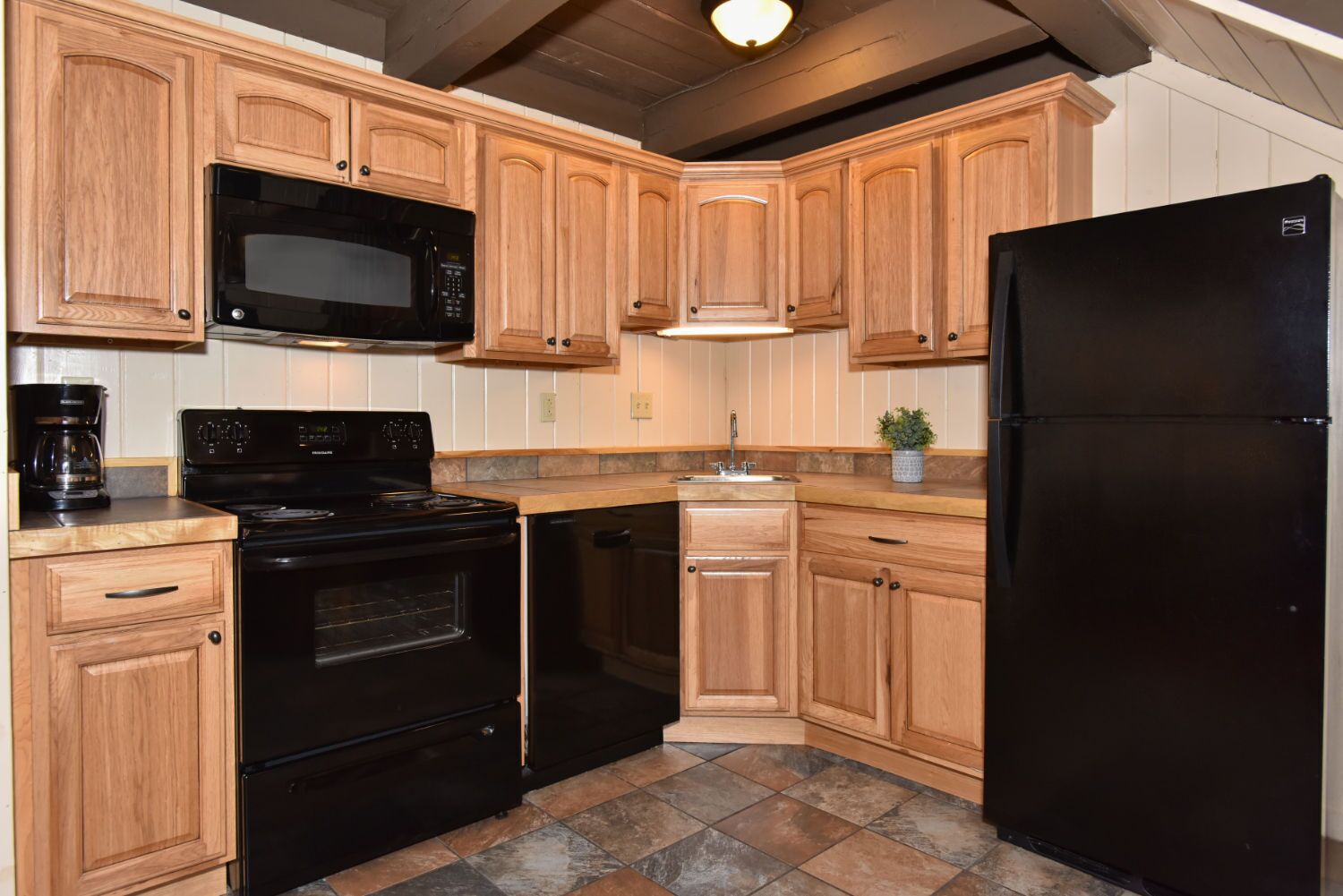 Geladeira, micro-ondas, cooktop, lava-louças