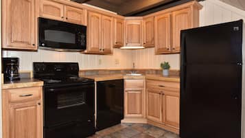 Geladeira, micro-ondas, cooktop, lava-louças