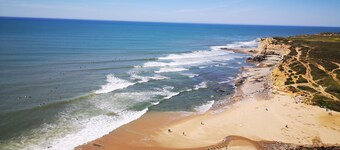 Walk to the beach! 9min separates you from there! House for 6 with pool and patio