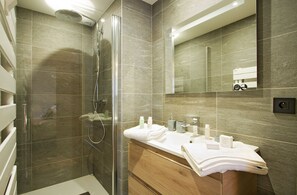 Serviettes fournies, savon, shampoing, papier toilette