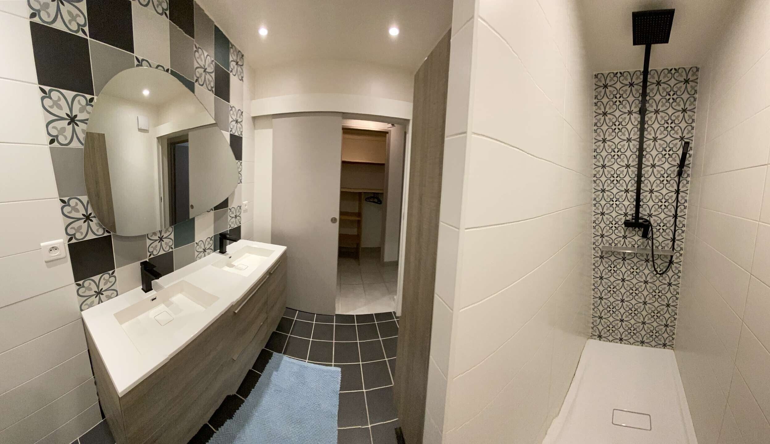 Shower, towels