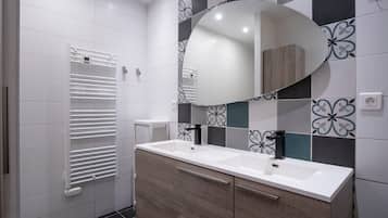 Shower, towels