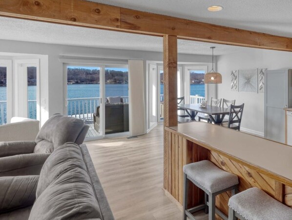 Televisión y chimenea 