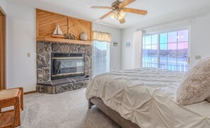3 bedrooms, free WiFi, bed sheets - Lakefront Home, Private dock with Slide & Kayaks, located at the 5mm, Sleeps 10 (Rocky Mount)