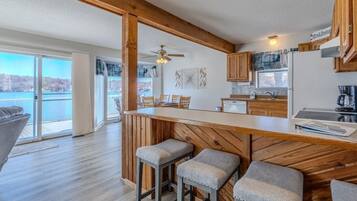 Mikrobølgeovn, ovn, kokeplater og oppvaskmaskin