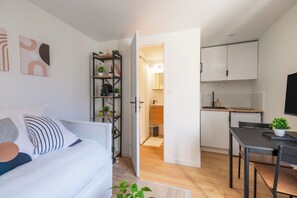 Tabla de planchar con plancha, wifi y ropa de cama 