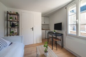 Tabla de planchar con plancha, wifi y ropa de cama 