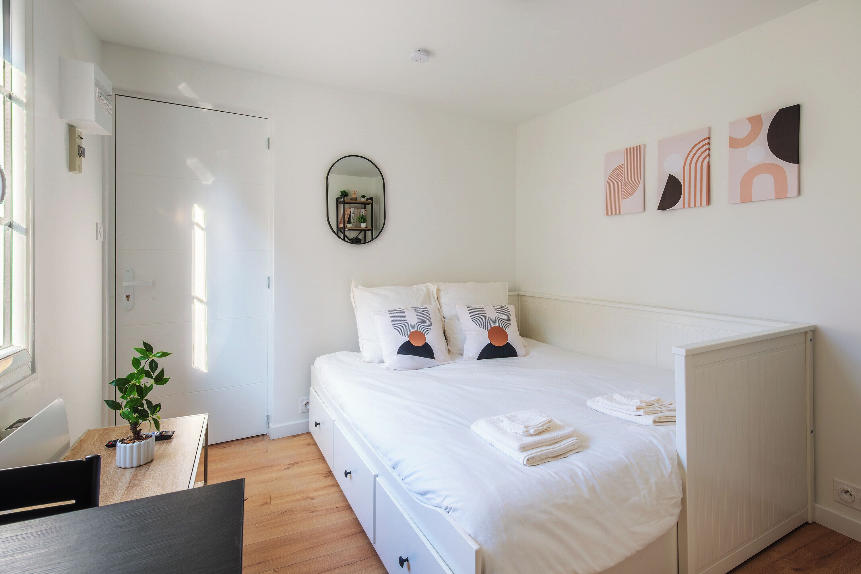 Iron/ironing board, WiFi, bed sheets