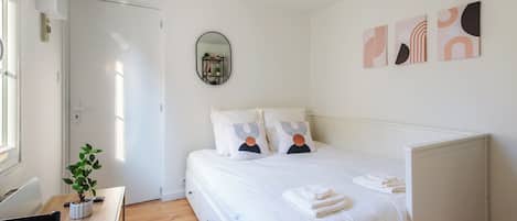 Iron/ironing board, WiFi, bed sheets