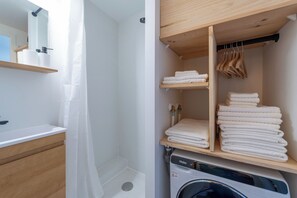 Shower, hair dryer, towels - L'Ambroise - Wifi - Centre-ville - Gare (Laval)