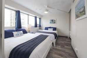 2 bedrooms, iron/ironing board, travel cot, free WiFi - Free parking 2-bedroom condo in Waikiki, cool breeze w/A/C. Sleeps 6 (Honolulu)
