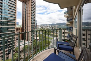 Property grounds - Free parking 2-bedroom condo in Waikiki, cool breeze w/A/C. Sleeps 6 (Honolulu)