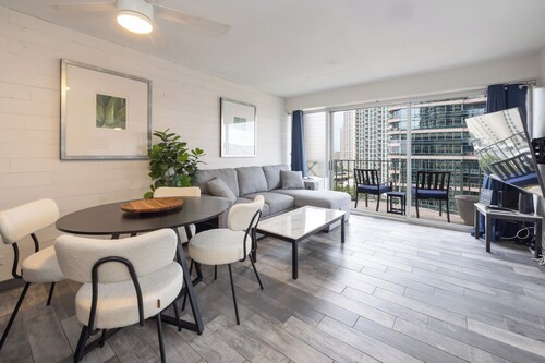 Free parking 2-bedroom condo in Waikiki, cool breeze w/A/C. Sleeps 6