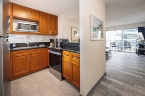 Fridge, microwave, oven, stovetop - Free parking 2-bedroom condo in Waikiki, cool breeze w/A/C. Sleeps 6 (Honolulu)