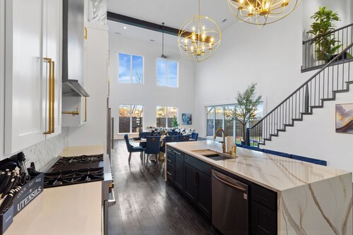 Majestic 6BR Sleeps 24 w BBQ, Hot Tub, Downtown Skyline Views, Movie Theater