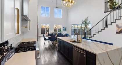 Majestic 6BR Sleeps 24 w BBQ, Hot Tub, Downtown Skyline Views, Movie Theater