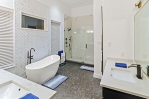 Shower, hair dryer, towels, soap - Majestic 6BR Sleeps 24 w BBQ, Hot Tub, Downtown Skyline Views, Movie Theater (Dallas)