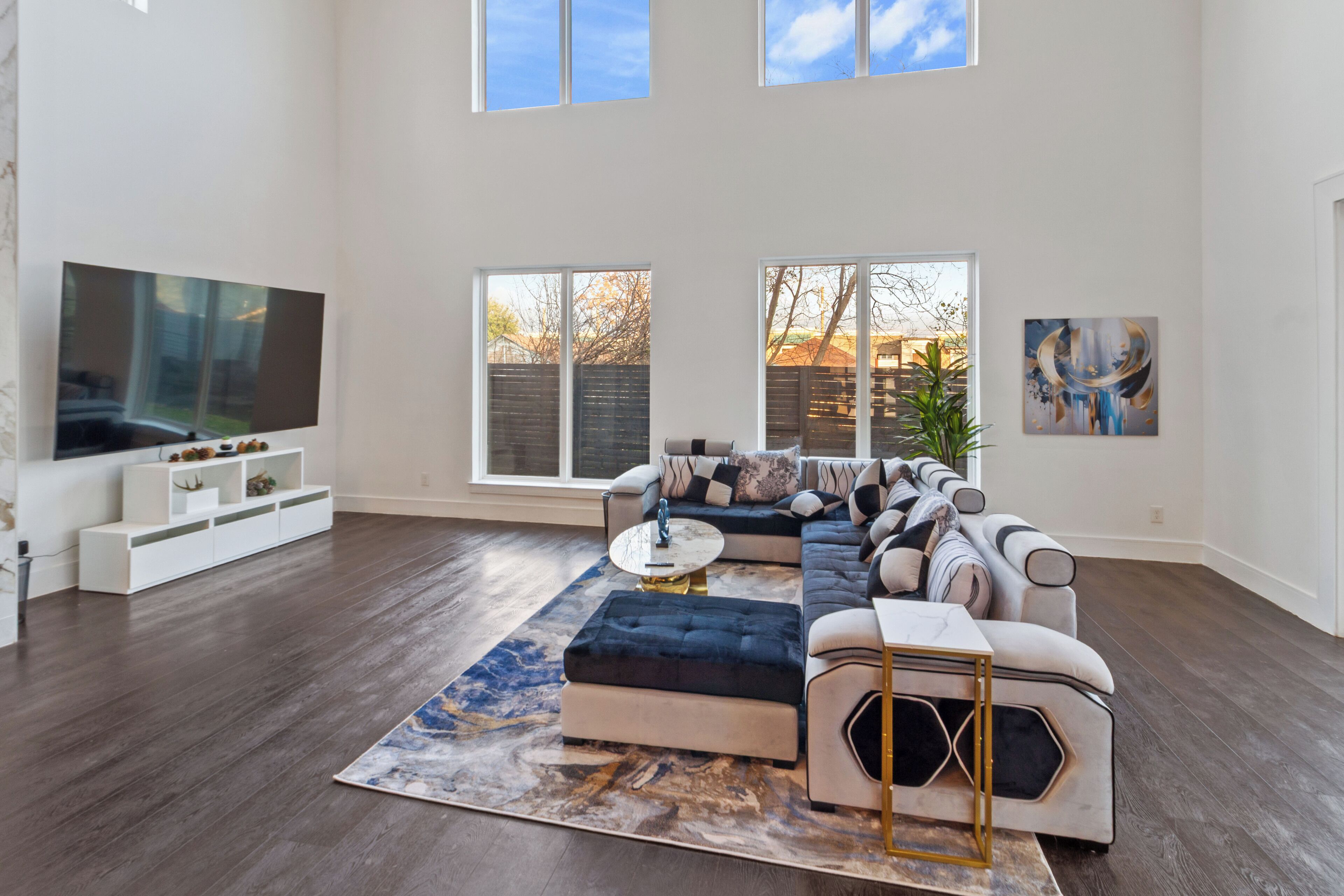 Smart TV, chimenea, futbolito y tenis de mesa 