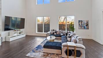 Smart TV, chimenea, futbolito y tenis de mesa