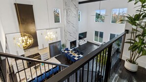 Un intérieur moderne comprenant un coin repas, une cuisine et un espace de vie.