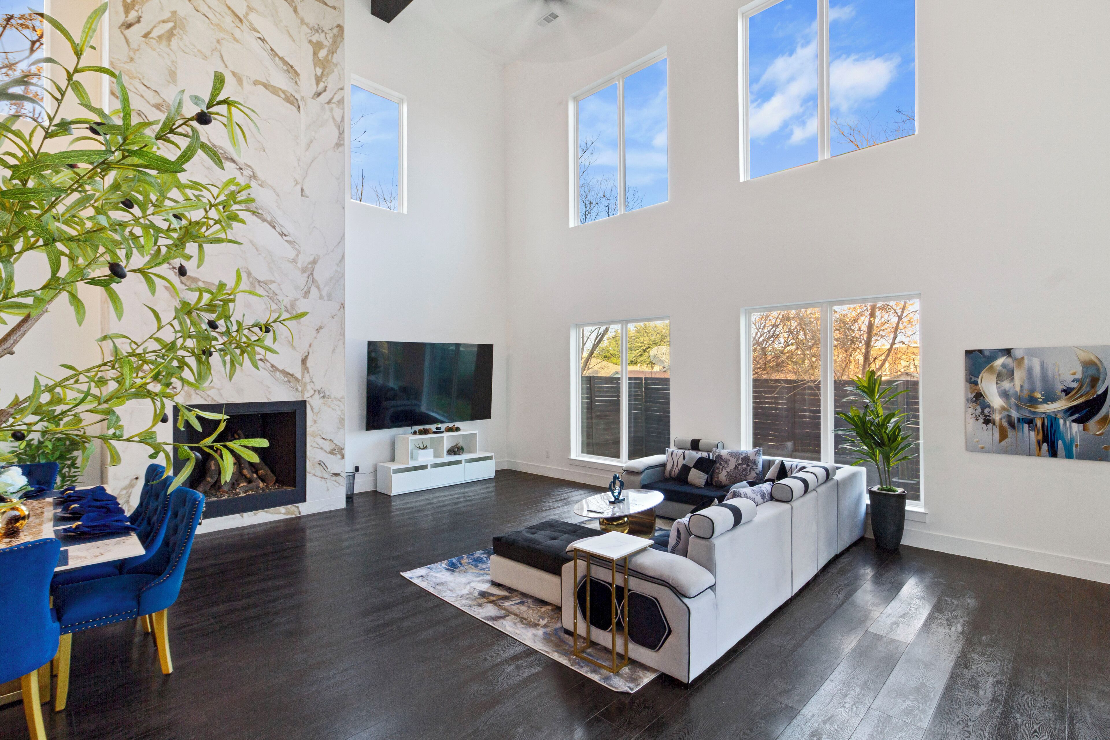 Smart TV, chimenea, futbolito y tenis de mesa 