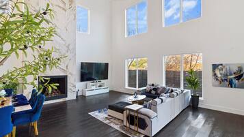 Smart TV, chimenea, futbolito y tenis de mesa