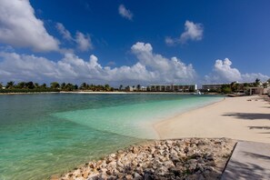 Beach - 1 bedroom, pool, gym, and artificial beach (Punta Cana)