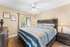 2 bedrooms, iron/ironing board, travel cot, free WiFi - New! 2BR Lakeview Getaway | Near SDC & Table Rock Lake (Branson)