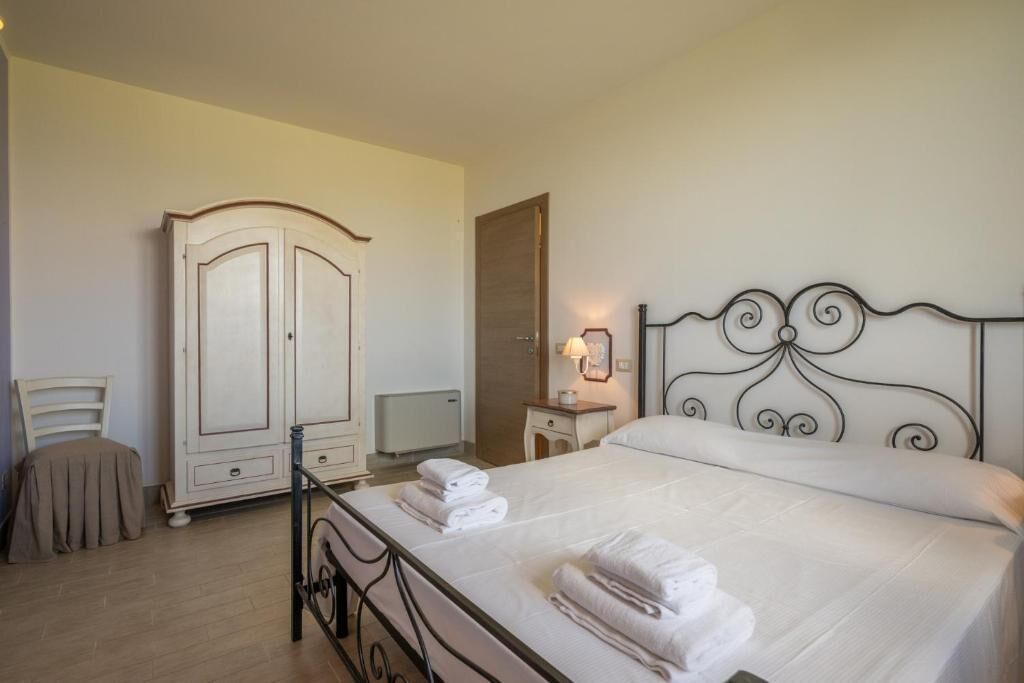 Klassiek appartement, 1 slaapkamer | Een kluis op de kamer, een strijkplank/strijkijzer, gratis wifi