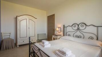 Klassiek appartement, 1 slaapkamer | Een kluis op de kamer, een strijkplank/strijkijzer, gratis wifi