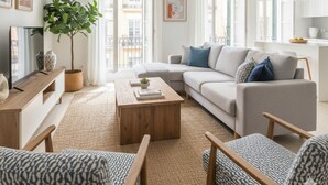 A spacious living room with a sofa, armchairs, a coffee table, and a potted plant. - Beautiful place to live (Redhill)