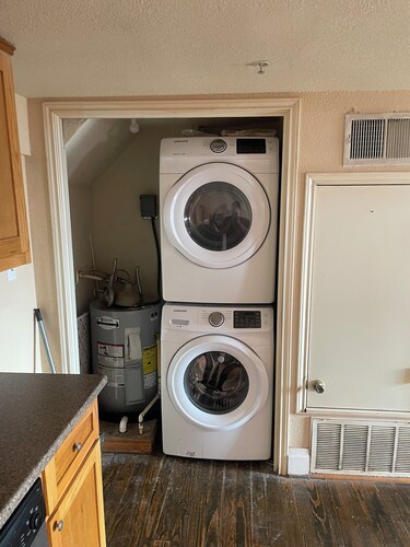 Perfect 2-bedroom condo with AC in fabulous Downtown San Marcos