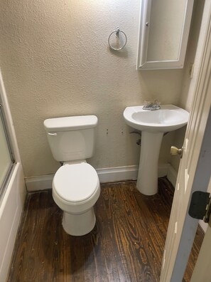 Secador de pelo, toallas, jabón y papel higiénico